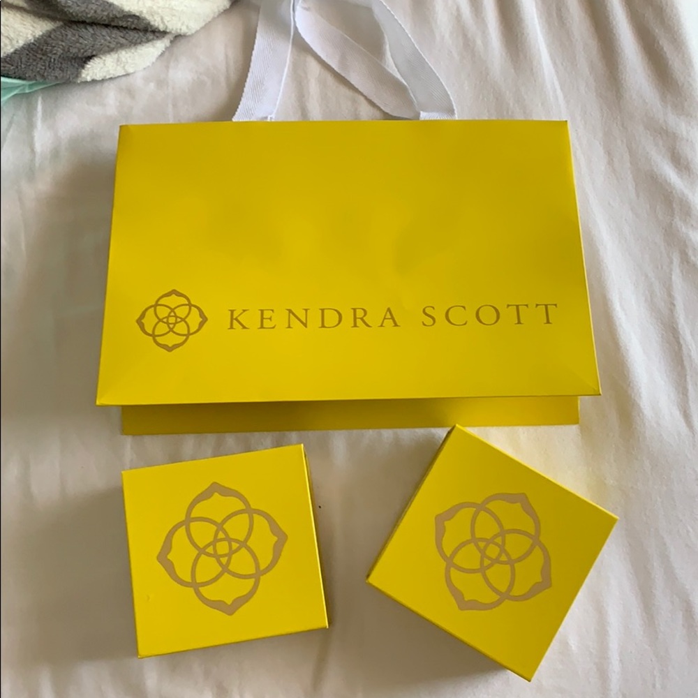 Kendra Scott bag with two boxes